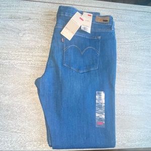 NWT- Levis Brand Mid Skinny Jean Size 33/32